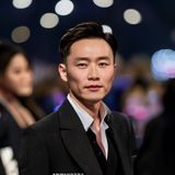 欧美精品严选美妆品类买手陈思远头像，专业男性形象，巴黎香水展现场
